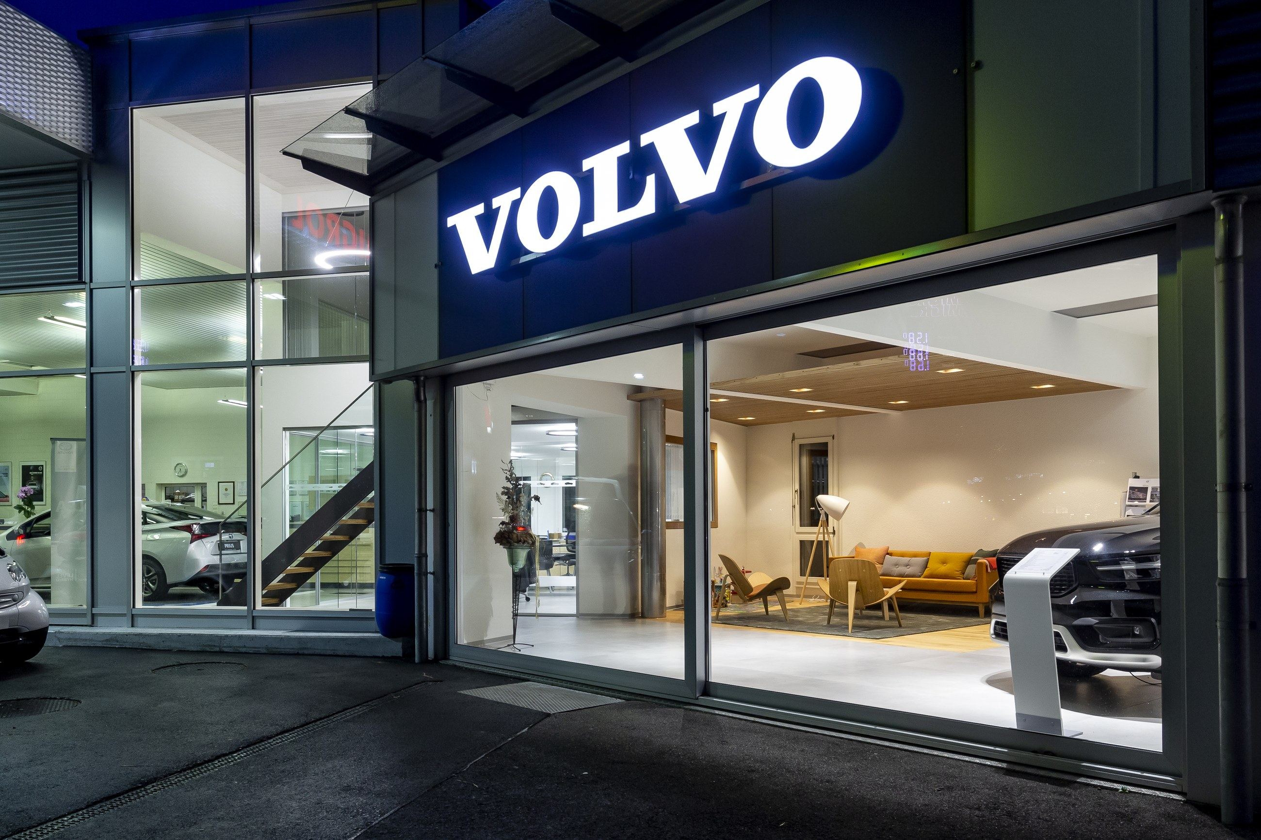 Der Volvo Showroom der Garage Zimmermann am Abend mit beleuchtetem Volvo Schriftzug