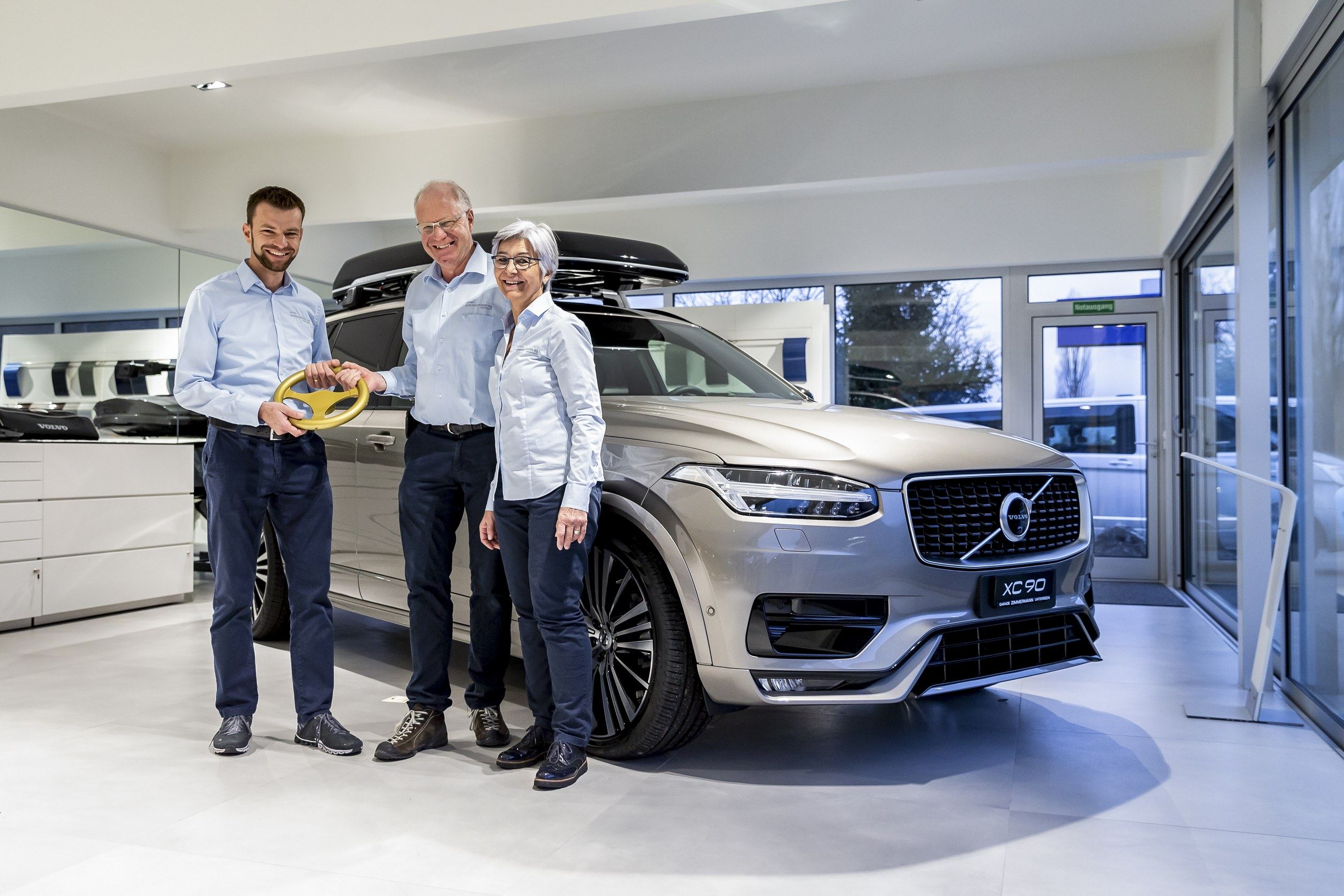Lukas, Martin und Esther Zimmermann bei der Schlüsselübergabe im Showroom
