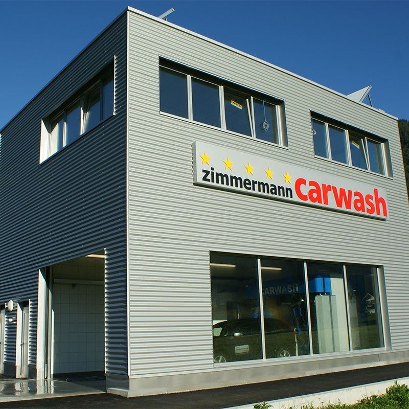 Das Gebäude des zimmermann carwash mit Solaranlage auf dem Dach