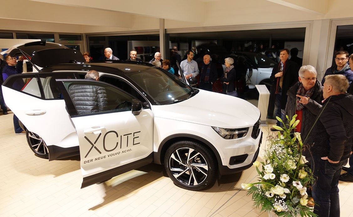 Gäste an der Lancierung des neuen Volvo XC40 im Showroom