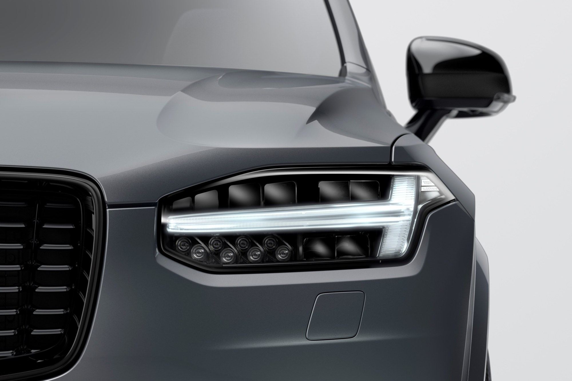 Detailaufnahme des Scheinwerfers eines Volvo XC90 Recharge