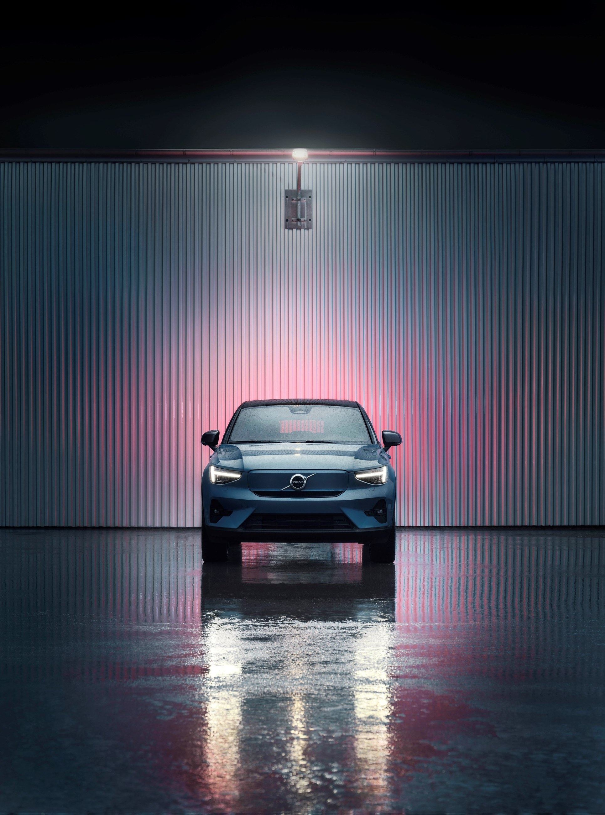 Volvo C40 Recharge in einer dunklen Halle mit rotem Lichtstreifen
