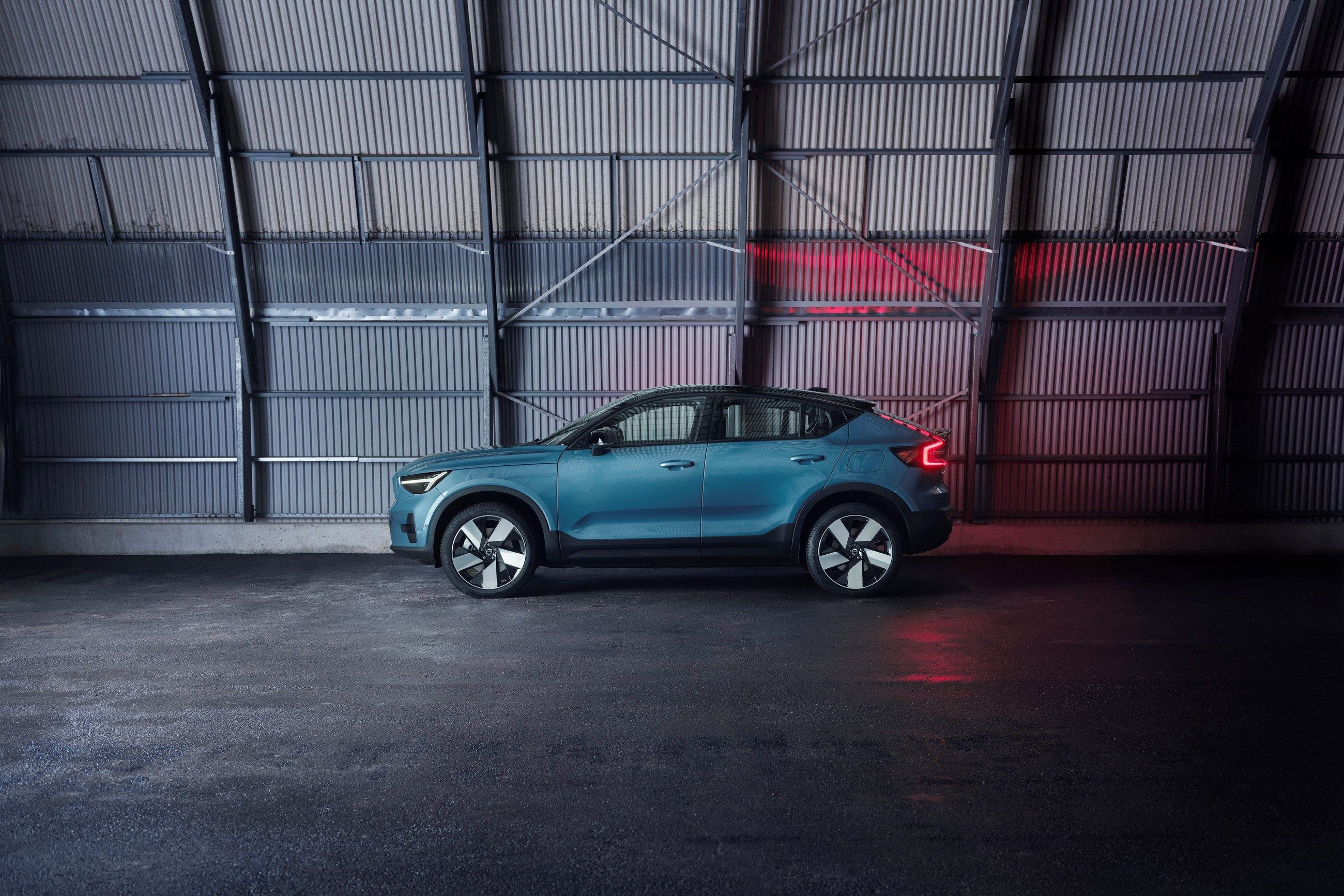 Volvo C40 Recharge in einer Halle