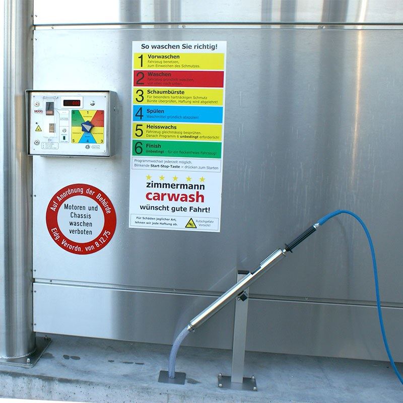 Bedienpanel und Lanze in einer Waschbox des zimmermann carwash