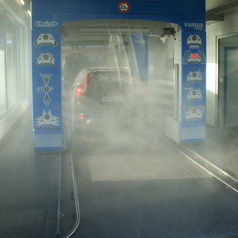 Fahrzeug in der automatischen Portalwaschanlage des zimmermann carwash mit Schaum und Wasserdampf