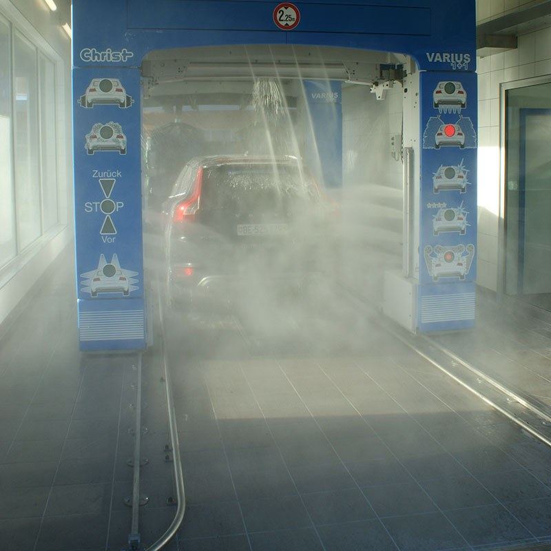 Fahrzeug in der automatischen Portalwaschanlage des zimmermann carwash mit Schaum und Wasserdampf