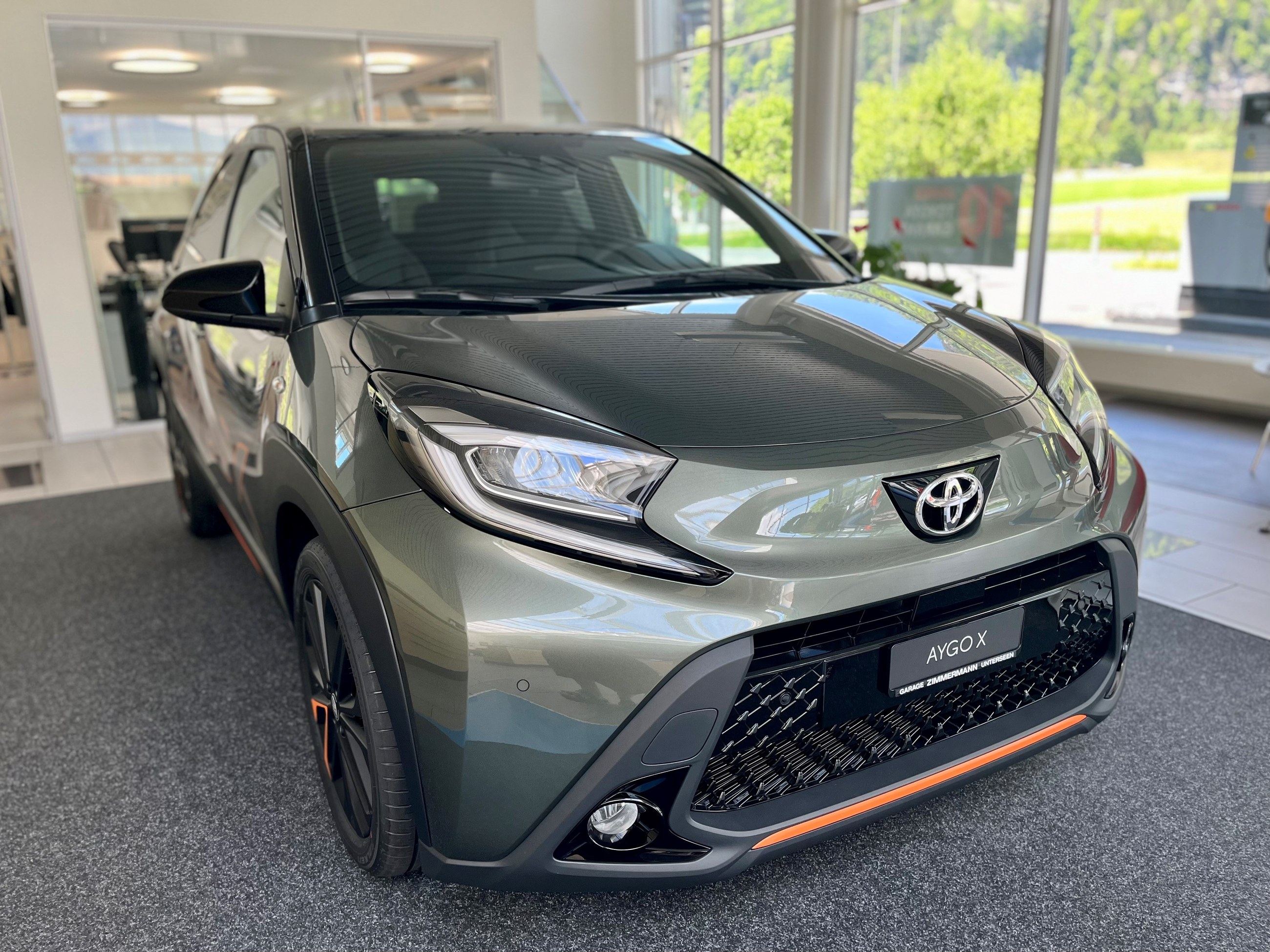 Toyota Aygo X im Toyota Showroom der Garage Zimmermann mit Blick auf die Berge