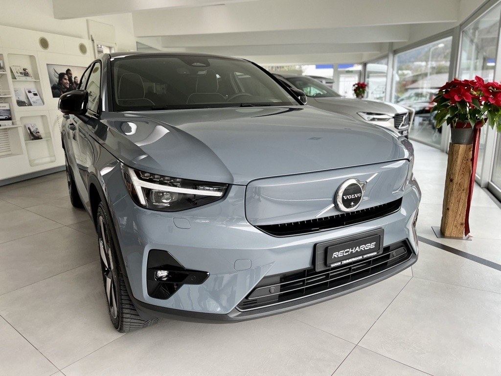 Volvo C40 Recharge im Showroom der Garage Zimmermann