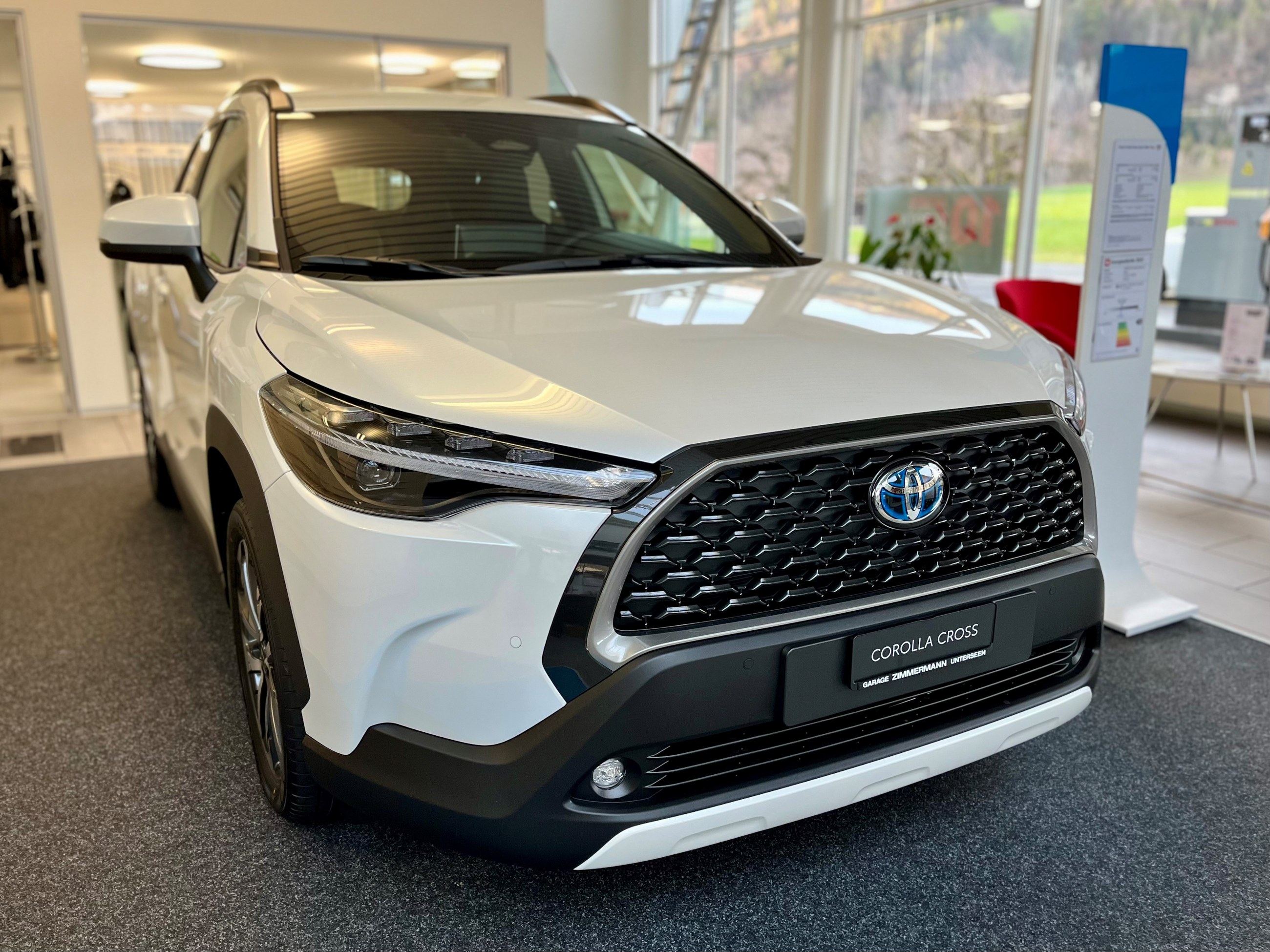 Toyota Corolla Cross im Showroom der Garage Zimmermann