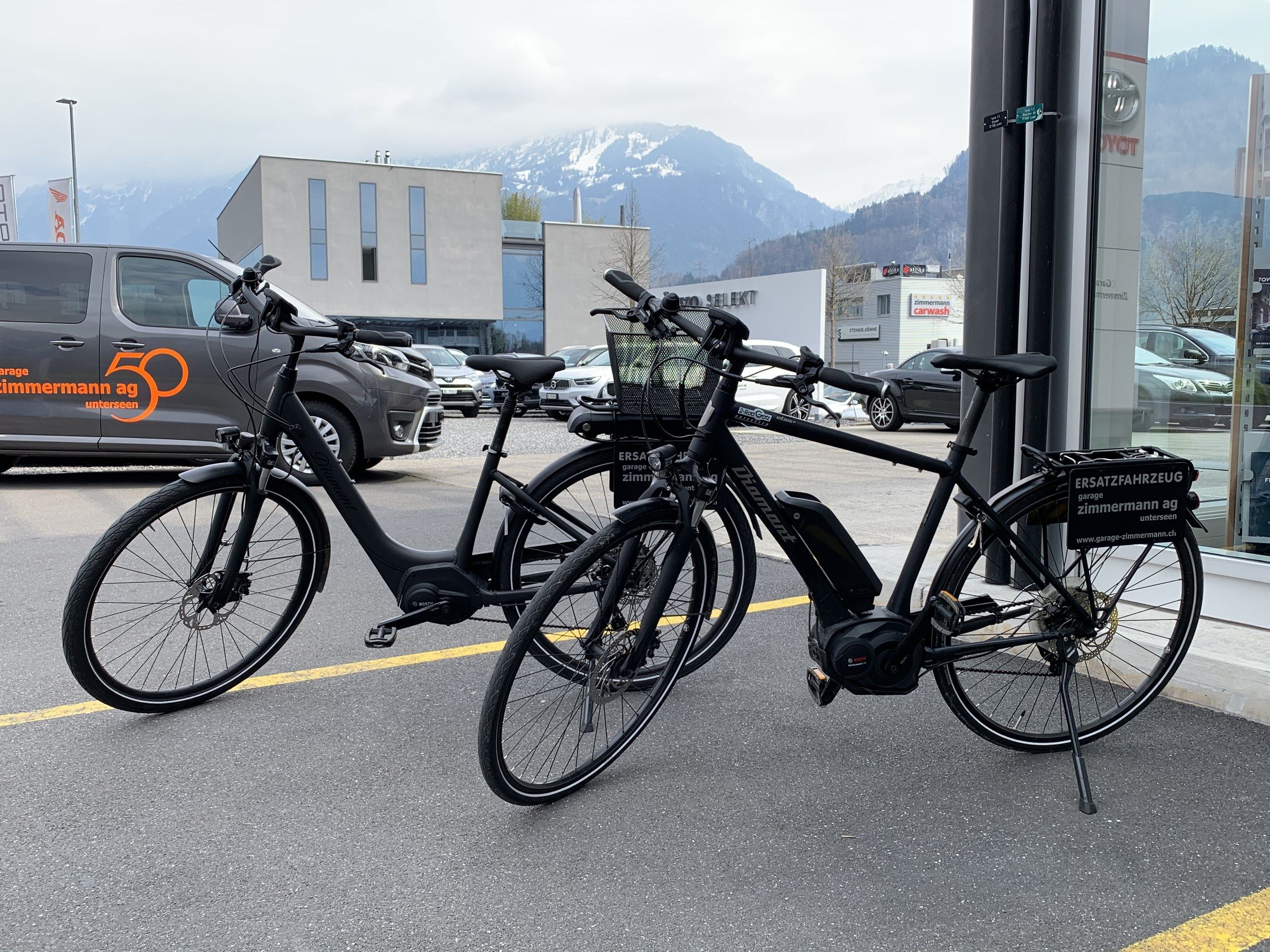 Zwei E-Bikes als kostenlose Ersatzmobilität vor dem Showroom