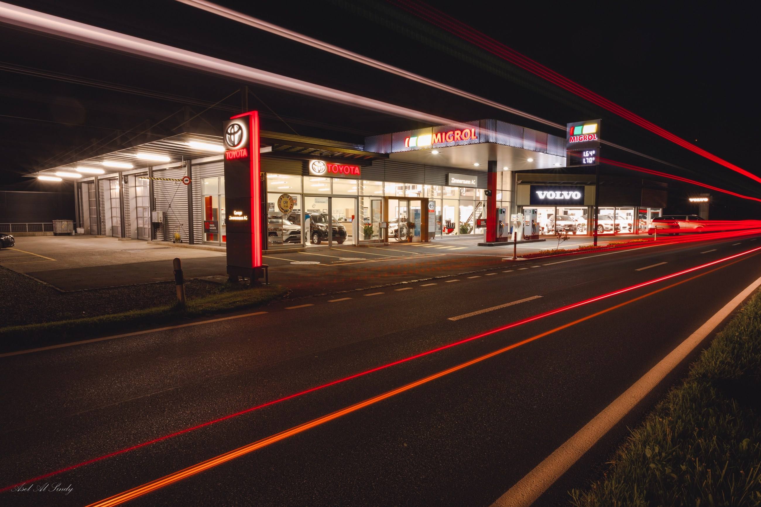 Die Garage Zimmermann AG in Unterseen bei Nacht – Toyota und Volvo Showroom mit Tankstelle an der Seestrasse