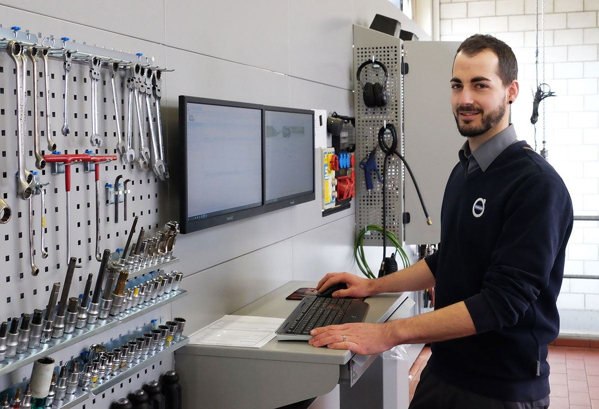 Techniker am Diagnosearbeitsplatz in der Werkstatt