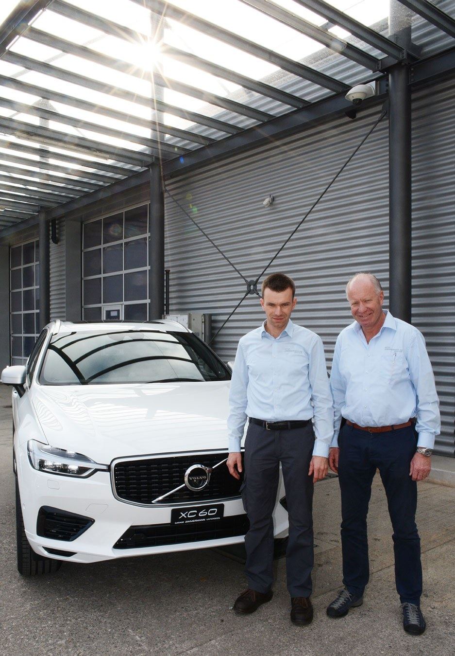 Lukas und Martin Zimmermann vor einem Volvo XC60 im Showroom