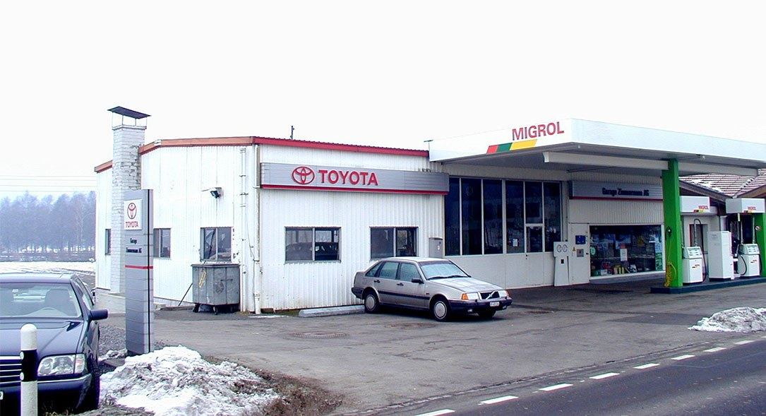 Die Garage Zimmermann mit Toyota Beschriftung und Migrol Tankstelle