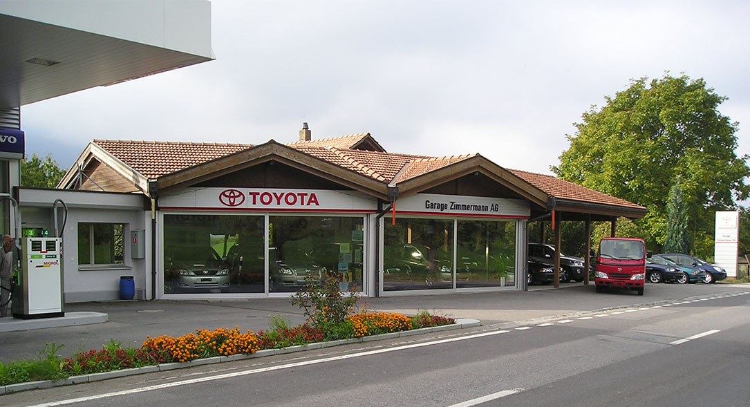 Der Ausstellraum im Chaletstil mit Toyota Beschriftung, 1987