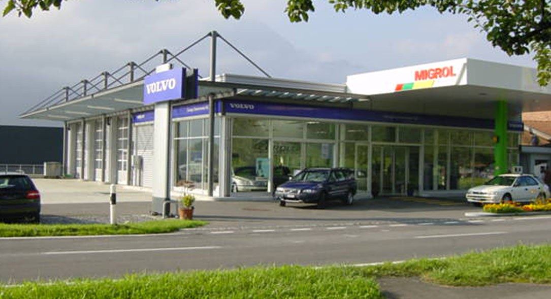 Der neu gebaute Betrieb mit Volvo Showroom und Migrol Tankstelle, 2001