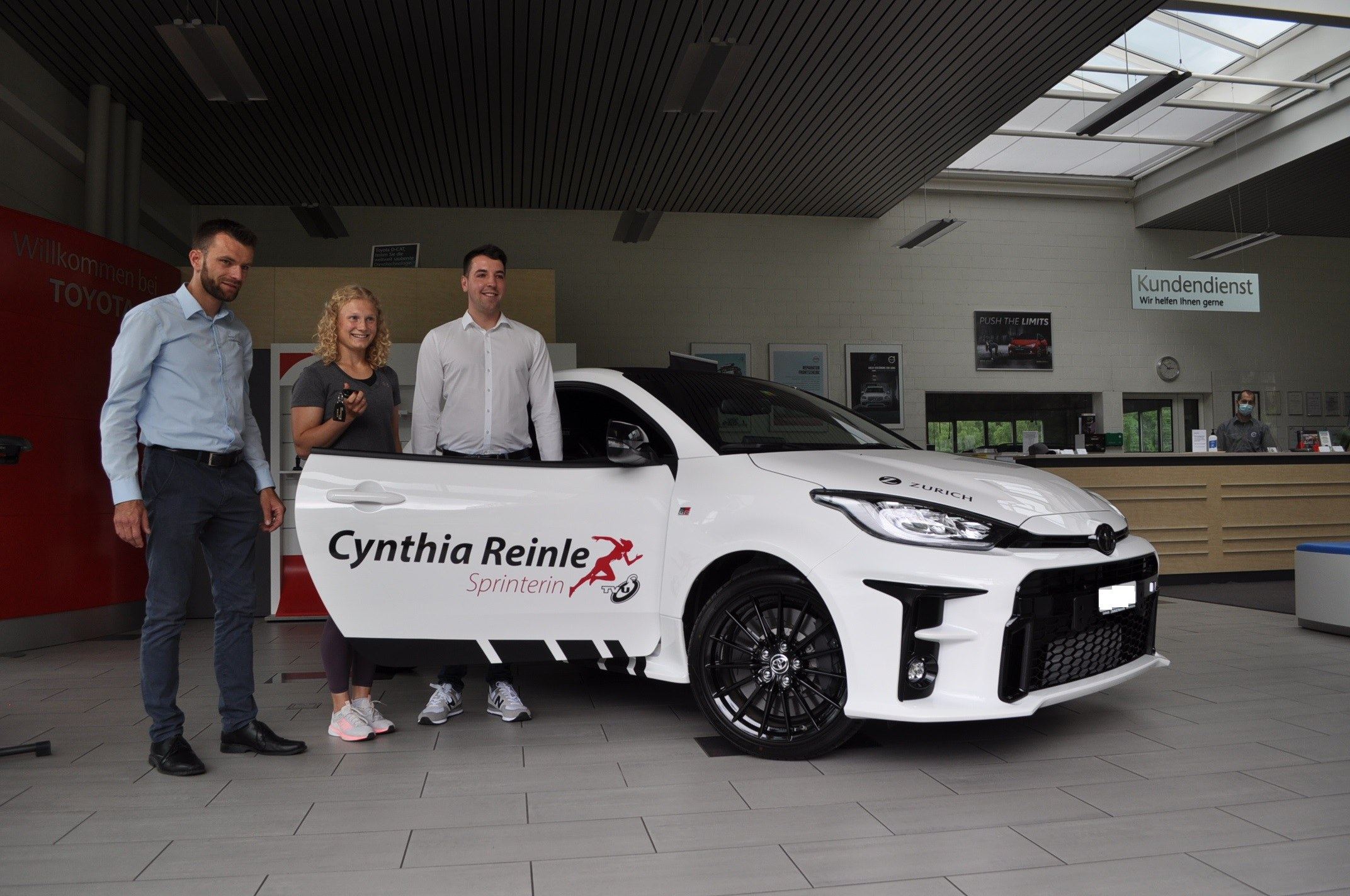 Übergabe des Toyota GR Yaris an Sprinterin Cynthia Reinle im Showroom