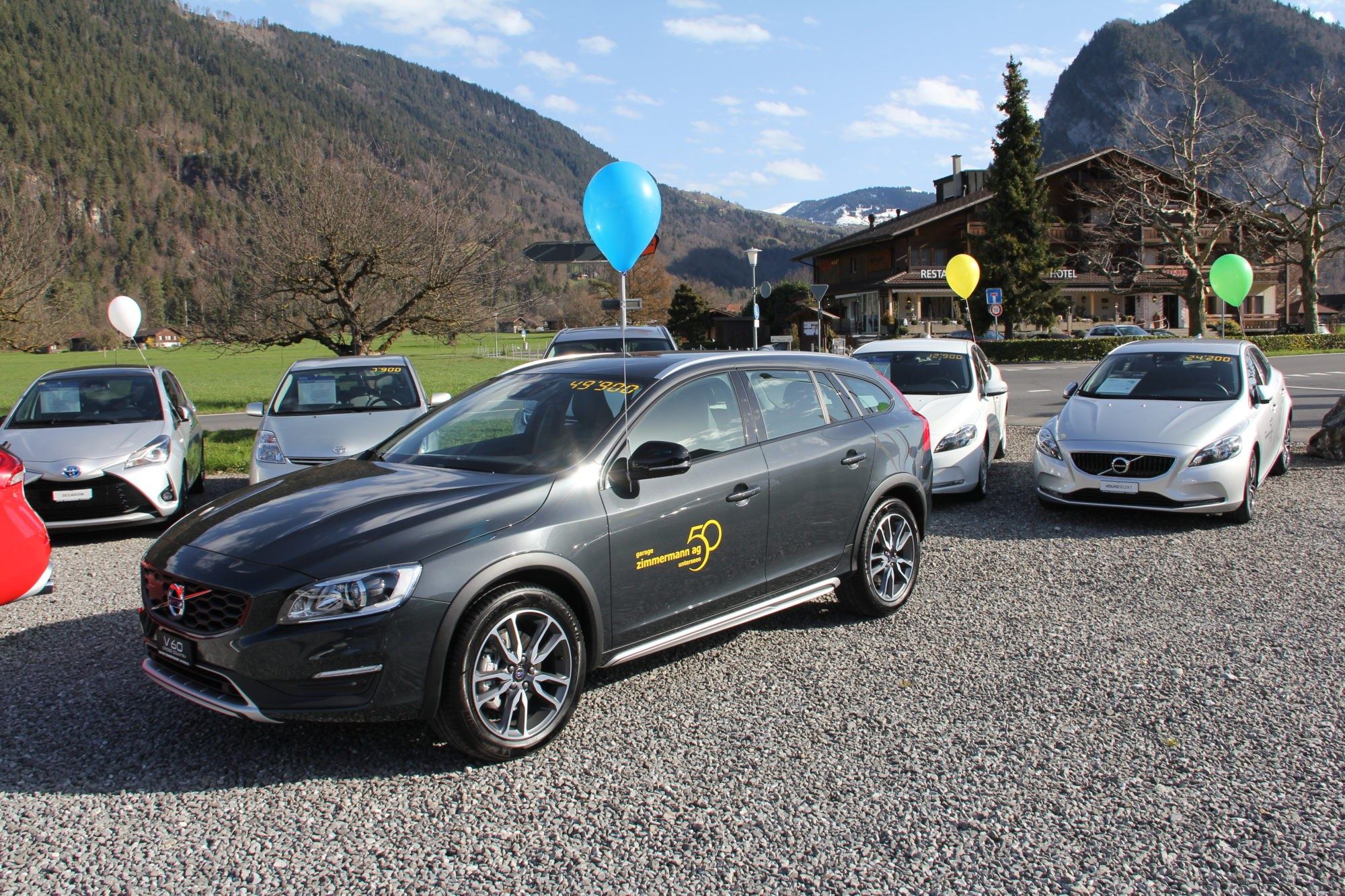 Volvo Fahrzeuge vor der Garage an der Jubiläums-Ausstellung 2018