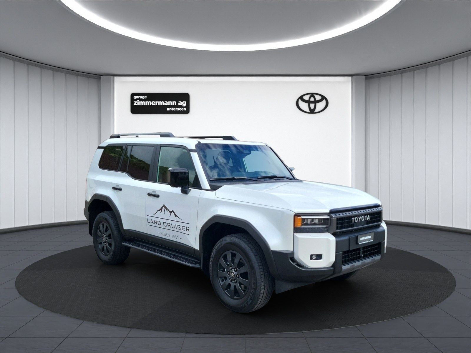 Der neue Toyota Land Cruiser in der Frontansicht im Showroom-Studio