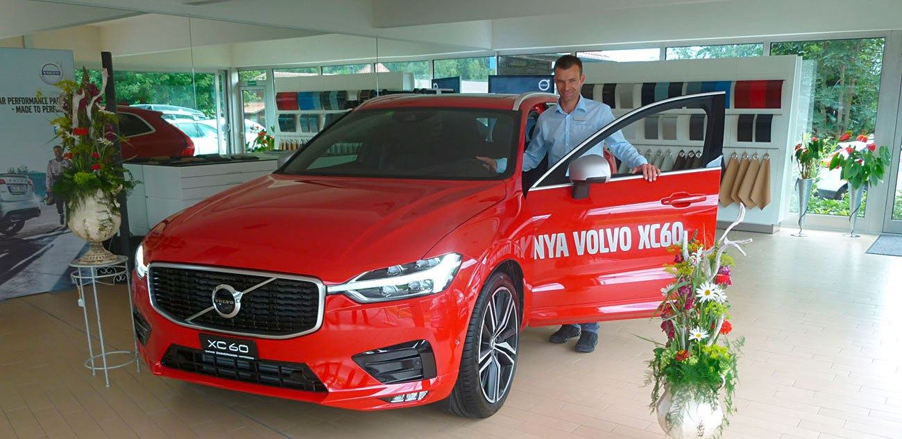 Der neue Volvo XC60 in Rot im Showroom bei der Lancierung 2017