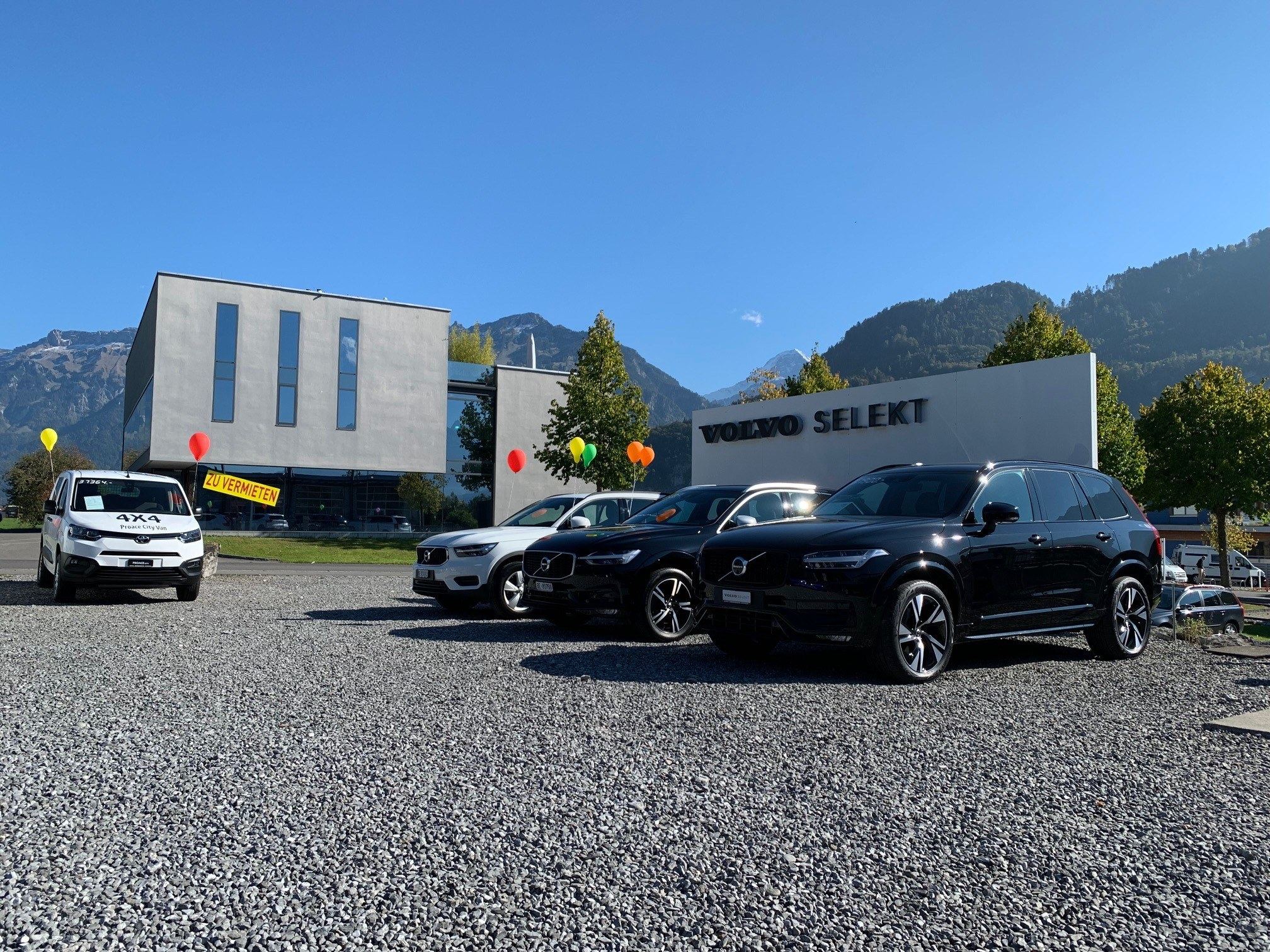 Volvo Selekt Occasionen vor dem Gebäude