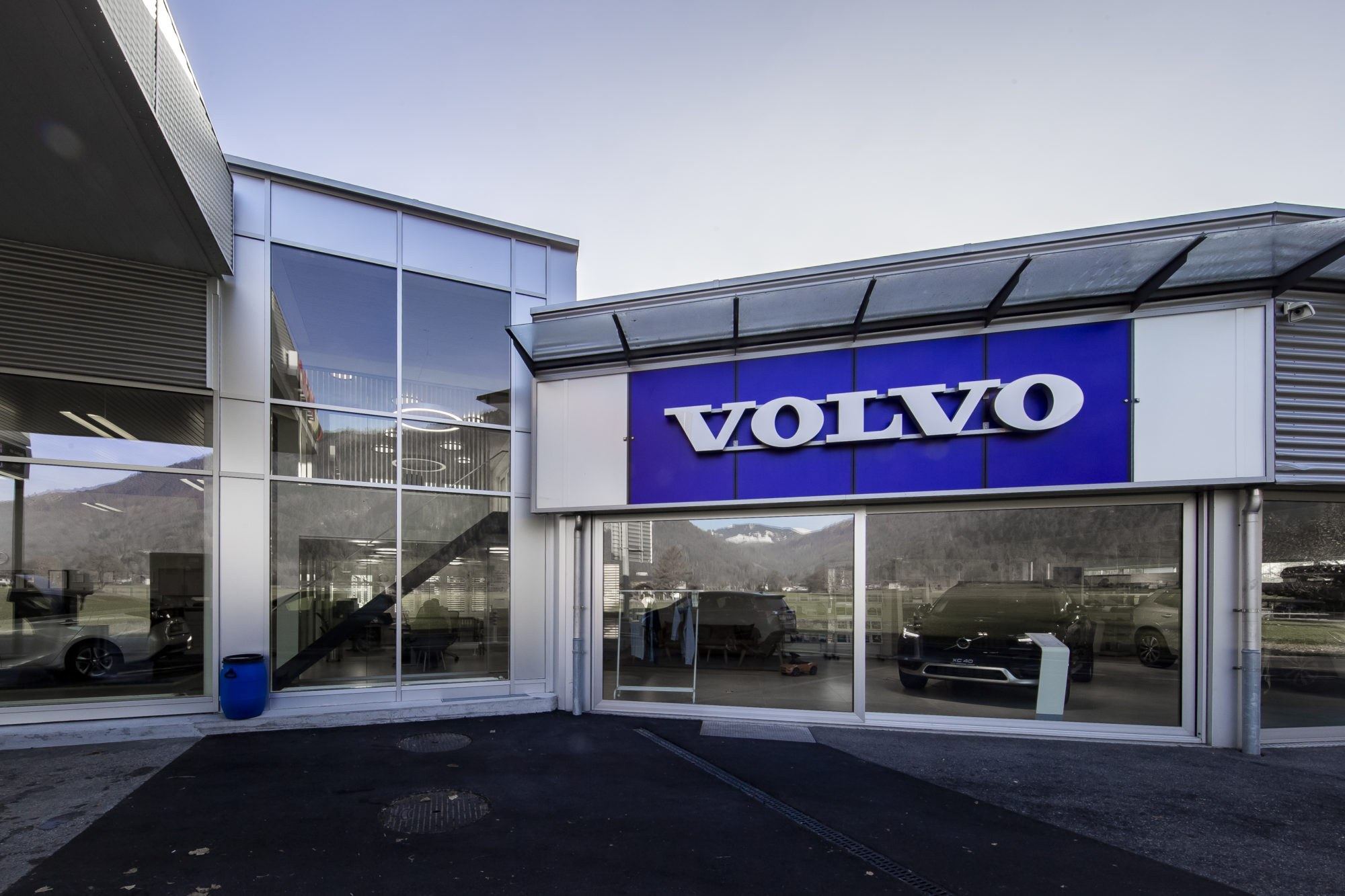 Der Volvo Showroom von aussen mit Blick auf die Berge