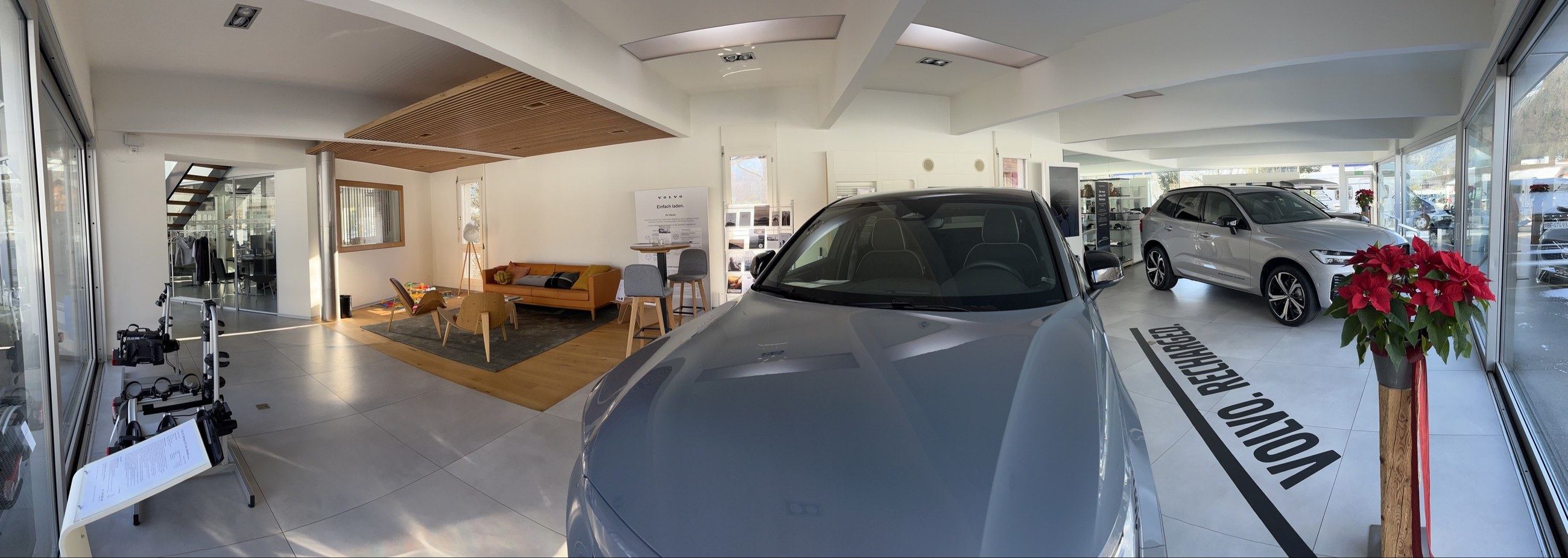 Panorama des Volvo Showrooms der Garage Zimmermann