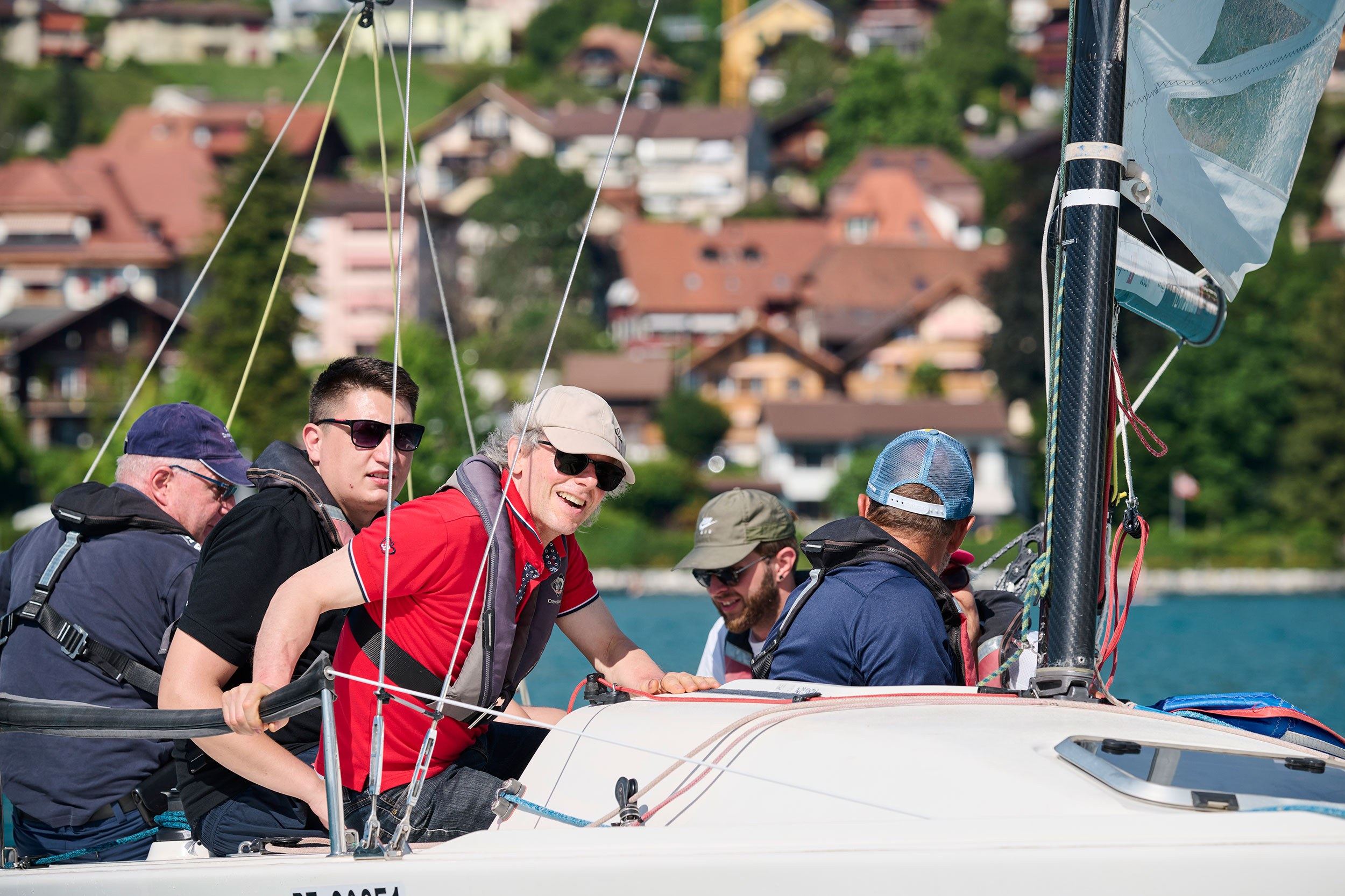 Das Team beim Segeln auf dem Thunersee