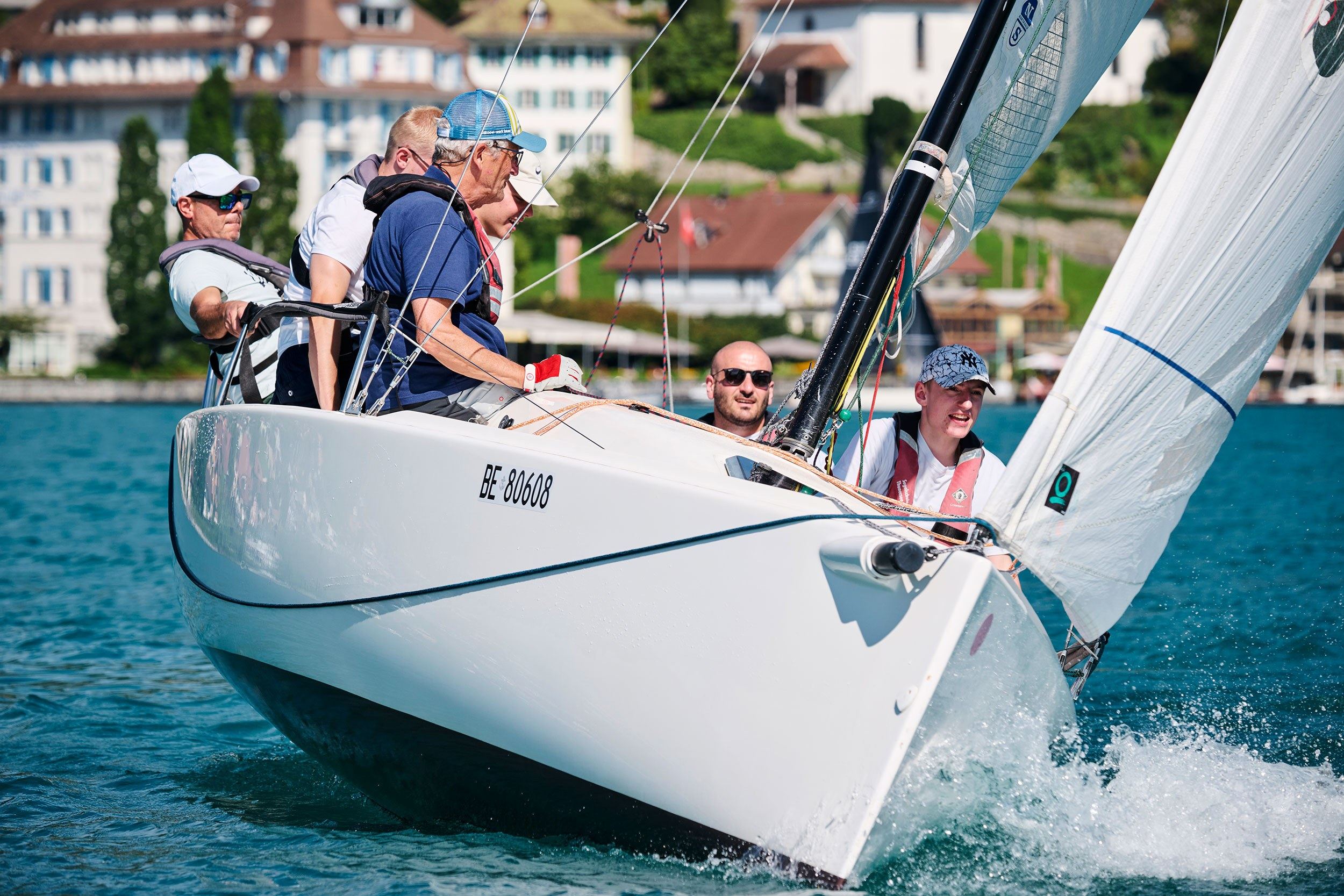 Segelboot mit dem Team auf dem Thunersee