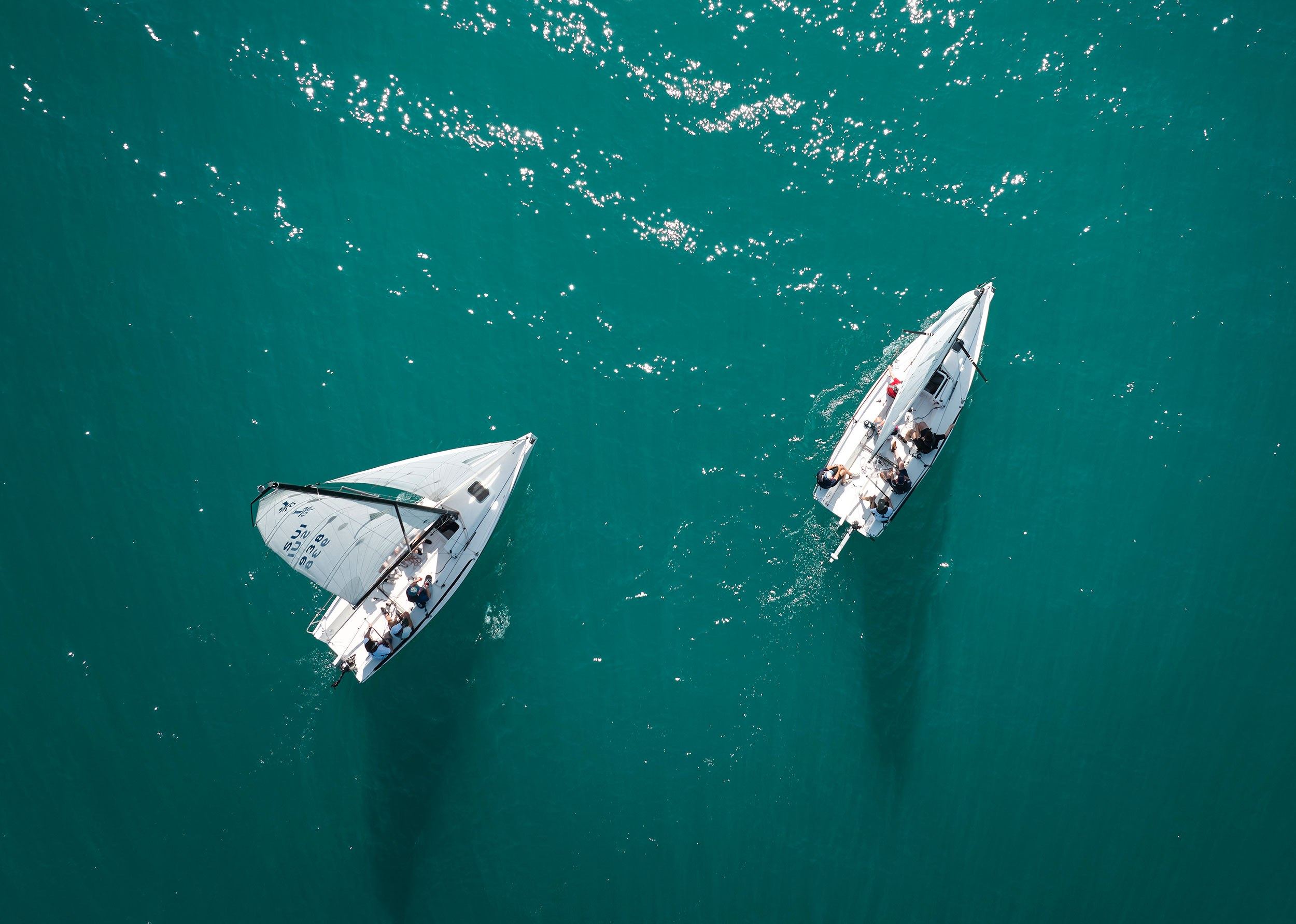 Das Team der Garage Zimmermann beim Segeln auf dem Thunersee, Drohnenaufnahme
