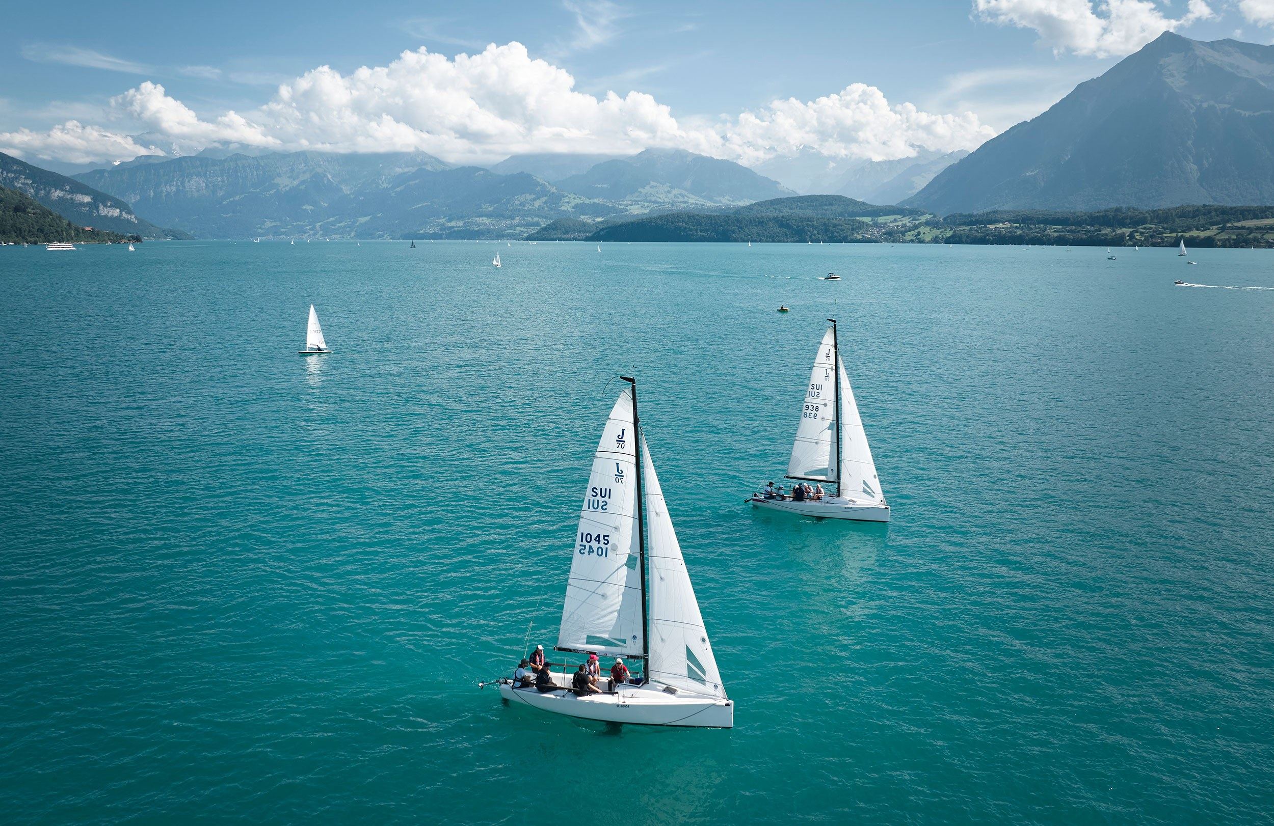 Segelboote des Garage Zimmermann Teams auf dem Thunersee, Drohnenaufnahme