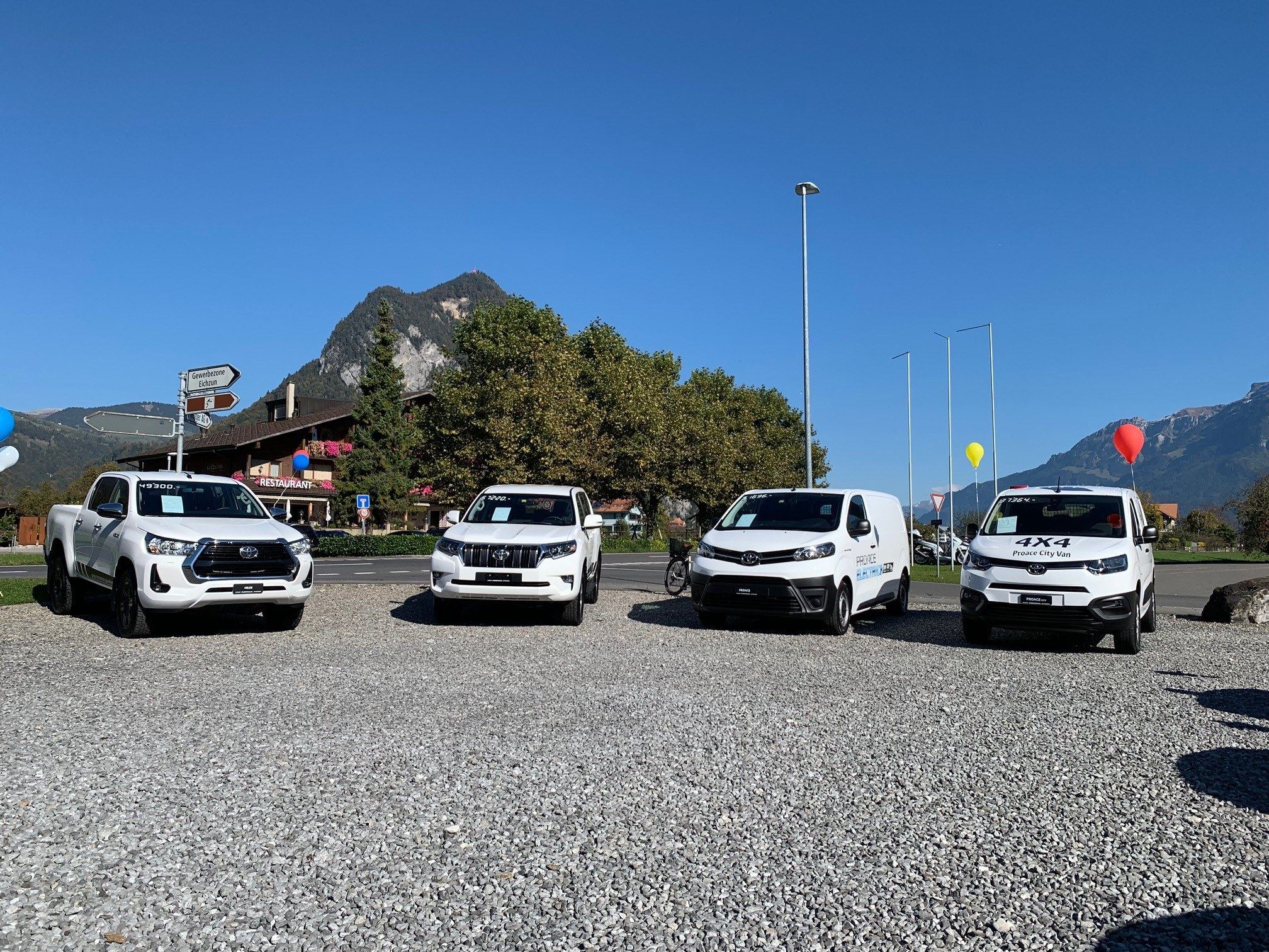Toyota Nutzfahrzeuge vor der Garage