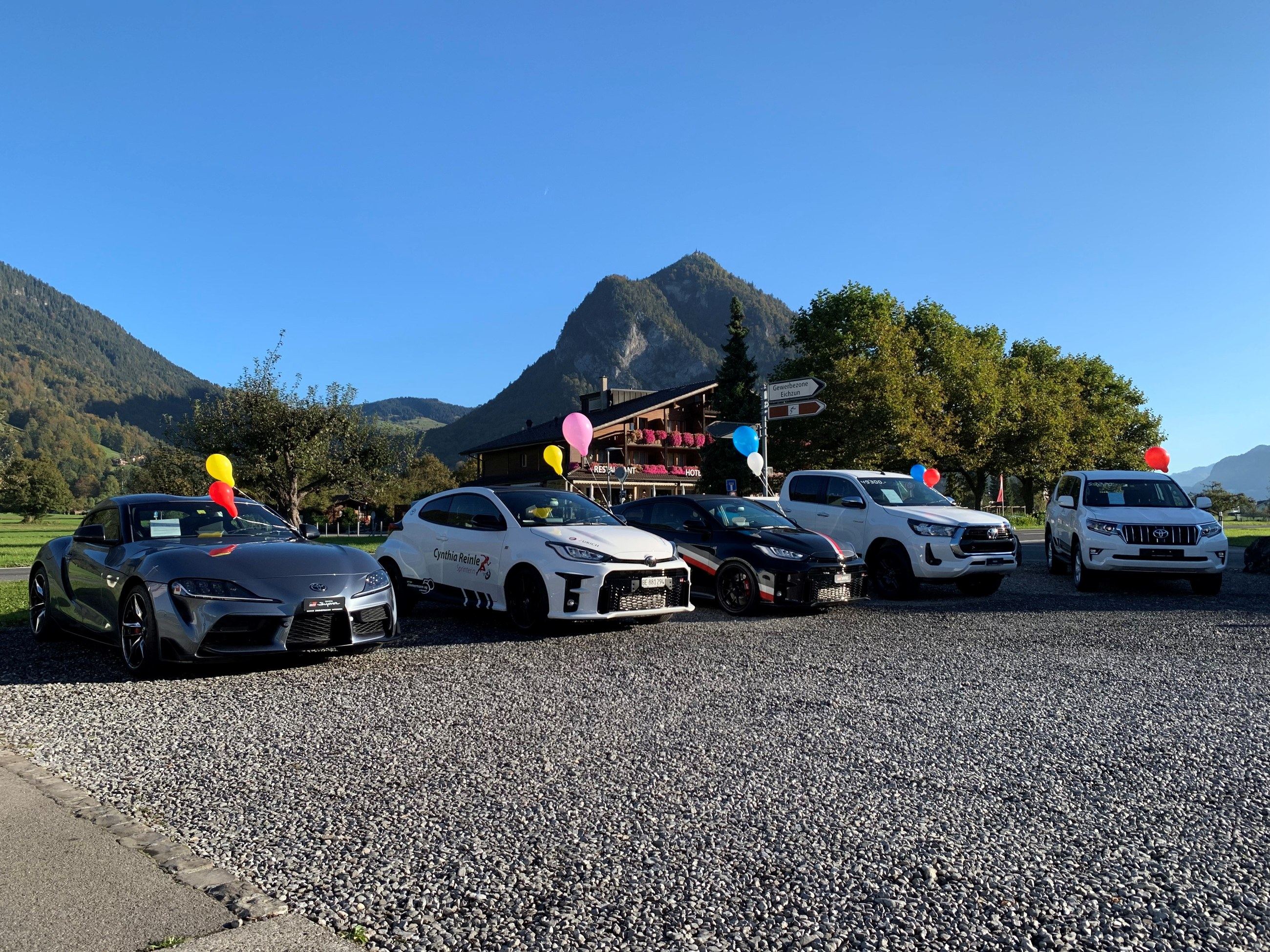 Occasionen vor dem Volvo Selekt Gebäude der Garage Zimmermann mit Blick auf die Berge