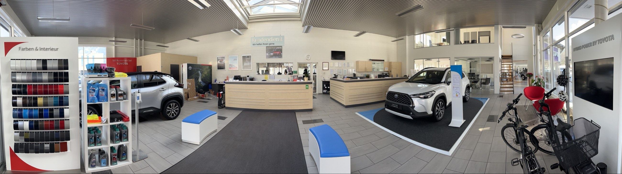 Panorama des Toyota Showrooms mit Kundendienst-Theke