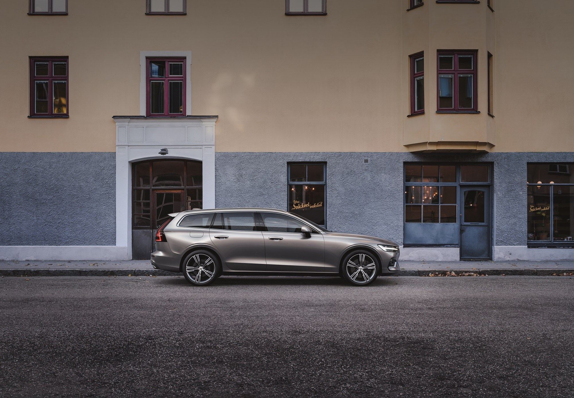Volvo V60 Recharge vor einem Stadtgebäude