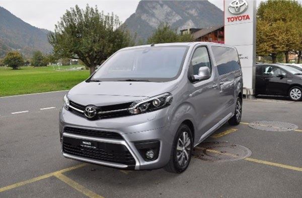 Toyota Proace Verso 8-Plätzer Mietwagen vor der Garage Zimmermann