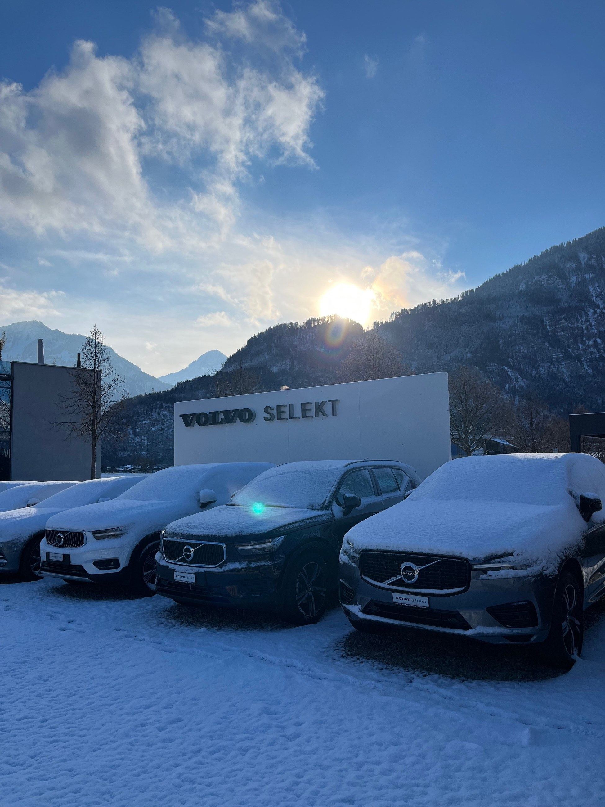 Volvo Selekt Fahrzeuge im Schnee vor der Garage Zimmermann