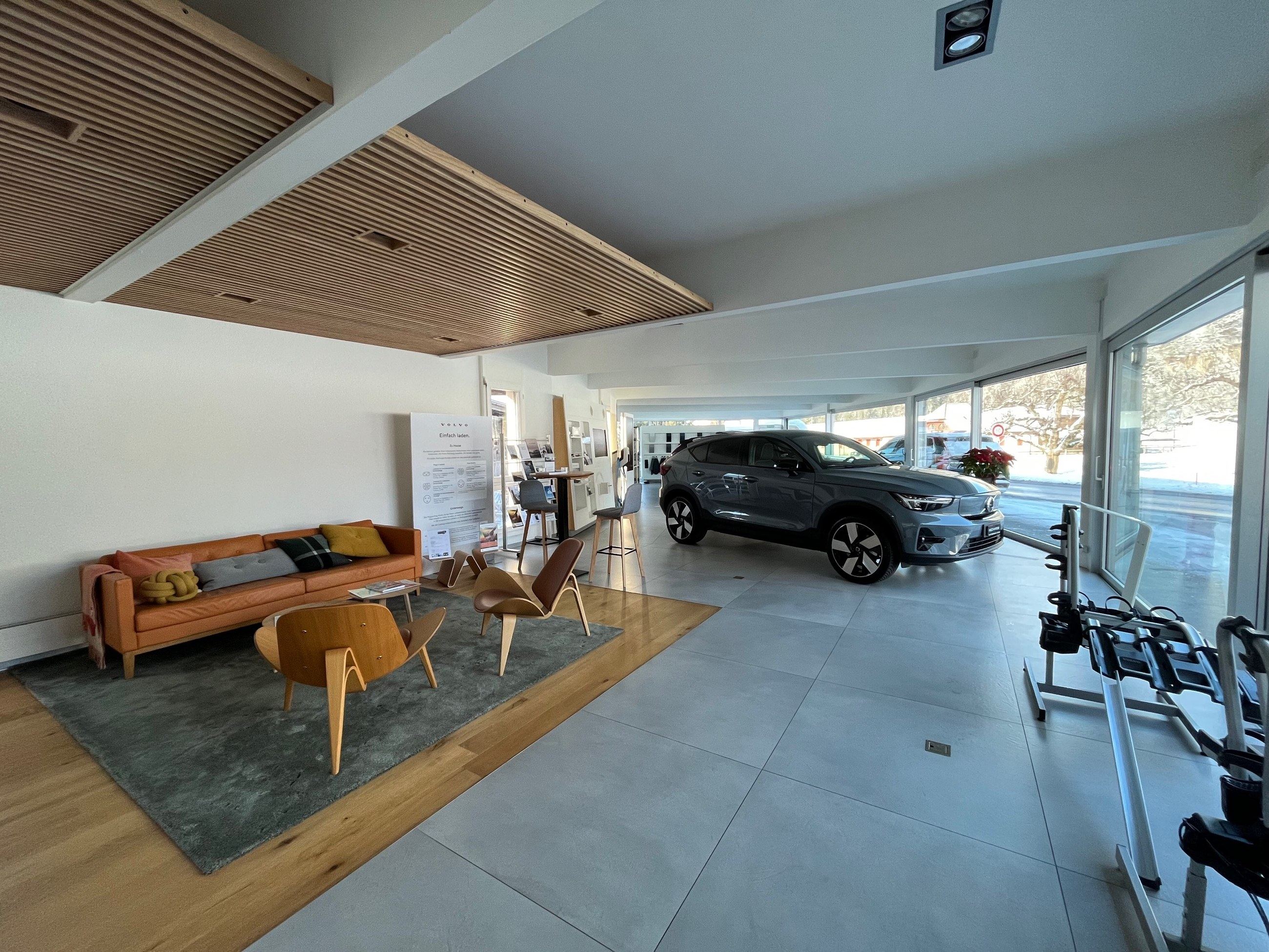 Die Volvo Lounge im Showroom mit Sofa und Volvo XC40