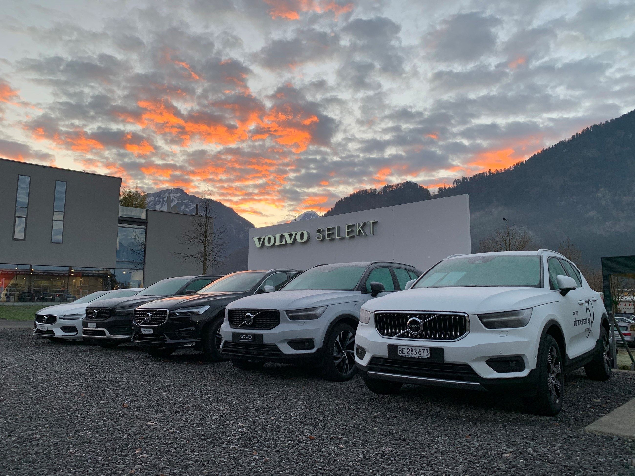 Volvo Selekt Fahrzeuge bei Sonnenaufgang