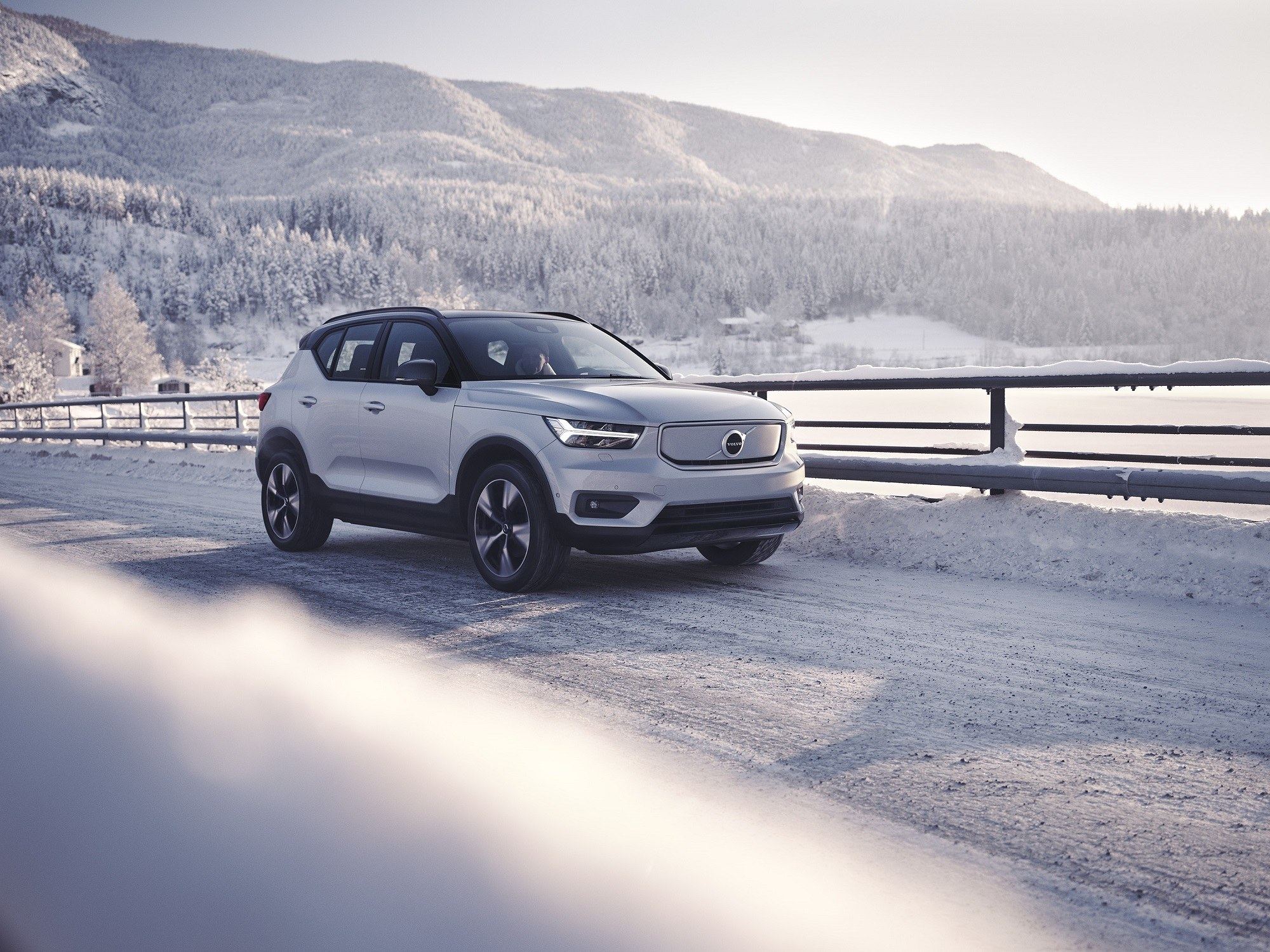 Volvo XC40 in winterlicher Landschaft