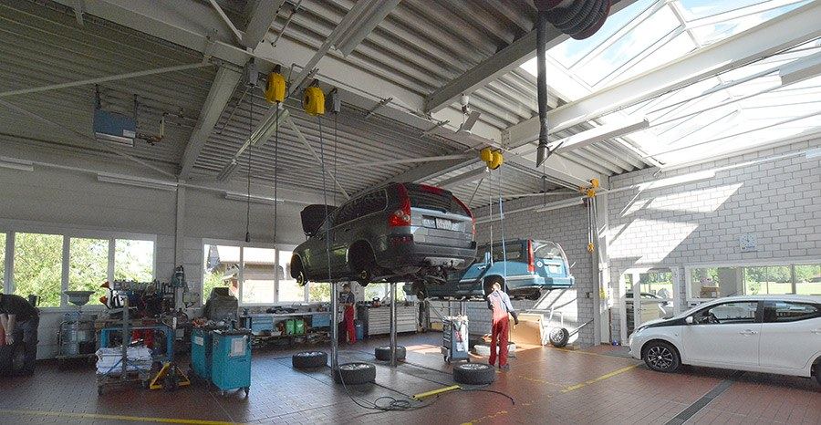 Fahrzeuge auf den Hebebühnen in der Werkstatt der Garage Zimmermann