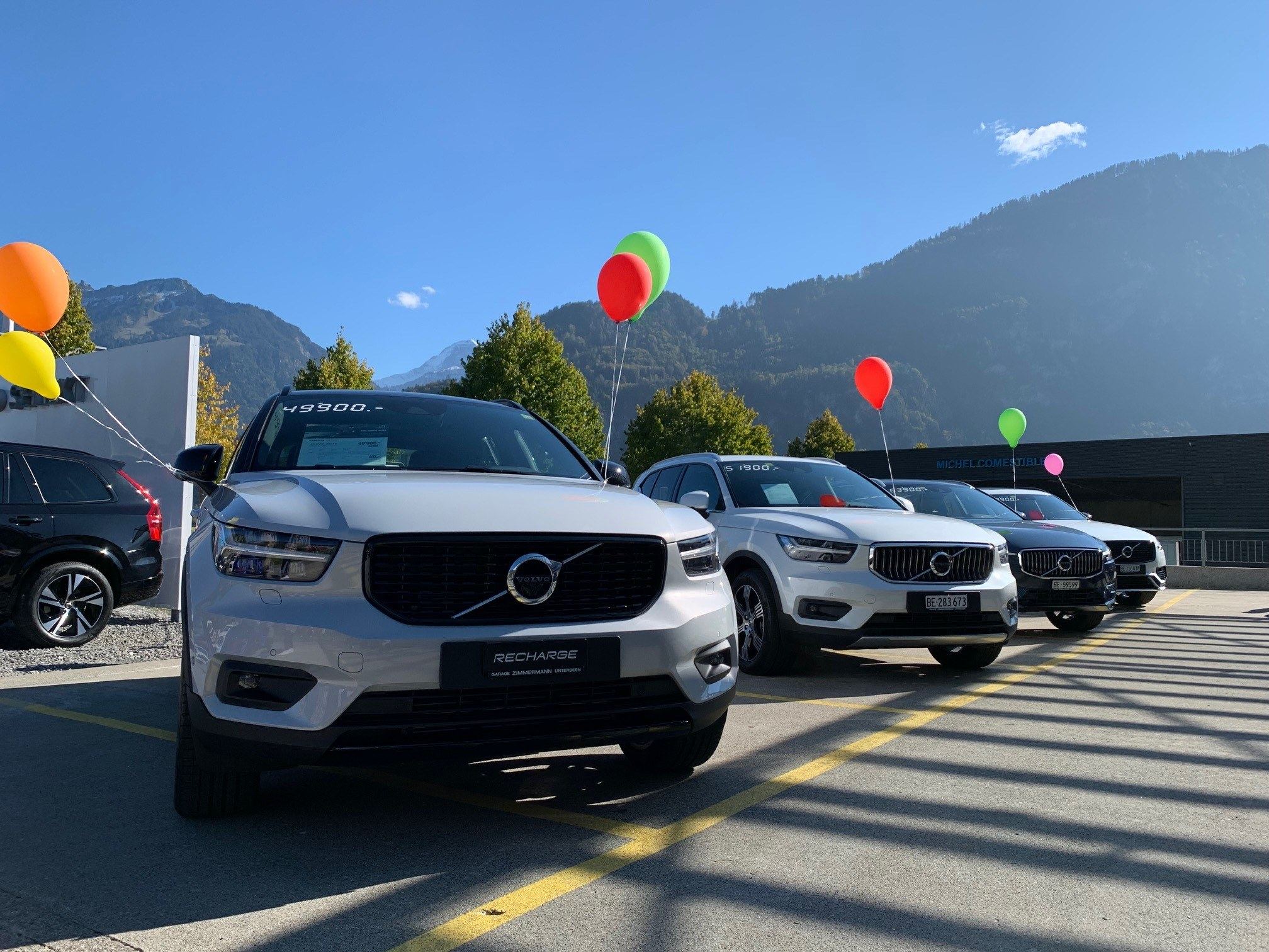 Drei Volvo XC40 mit verschiedenen Antriebsarten vor der Garage an der Herbstausstellung 2021