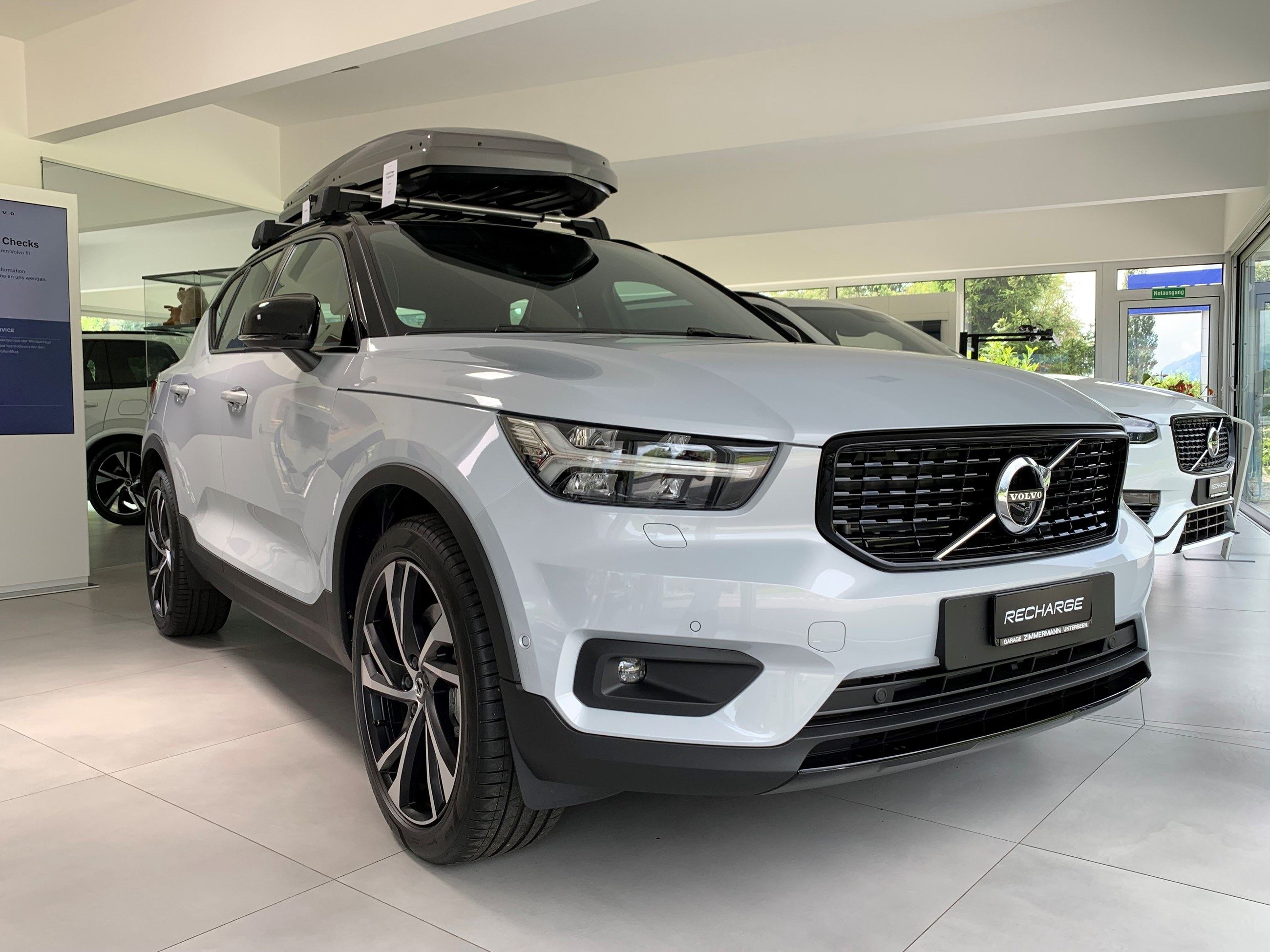 Volvo XC40 mit montierter Dachbox im Showroom