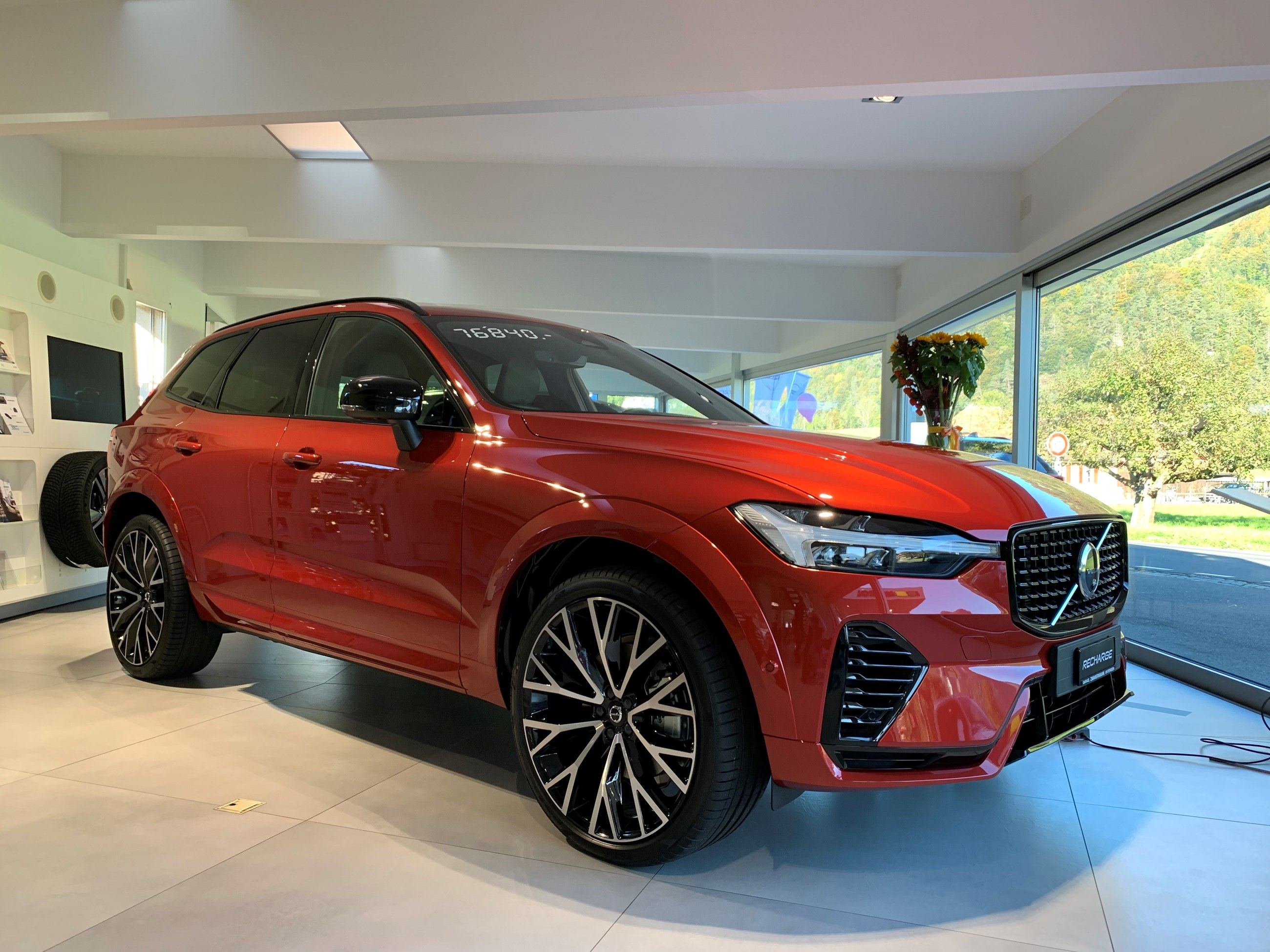 Ein roter Volvo XC60 im Showroom