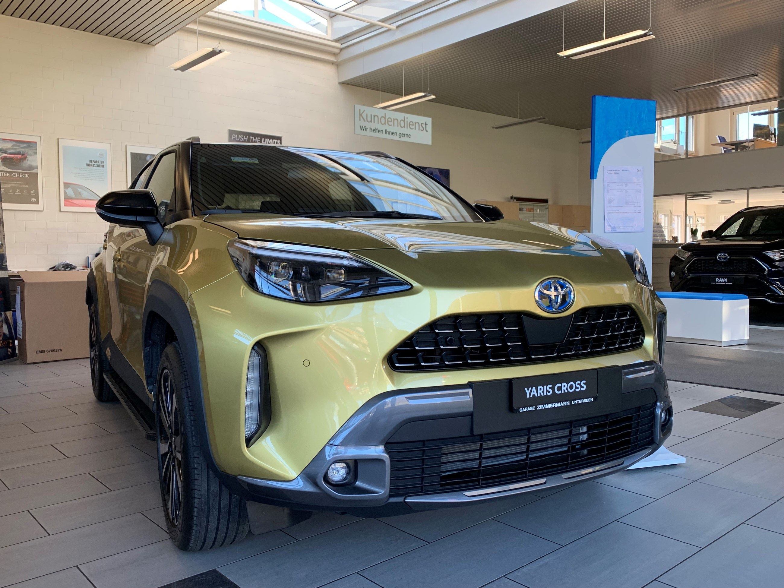 Toyota Yaris Cross Premiere Edition in Brass Gold im Showroom
