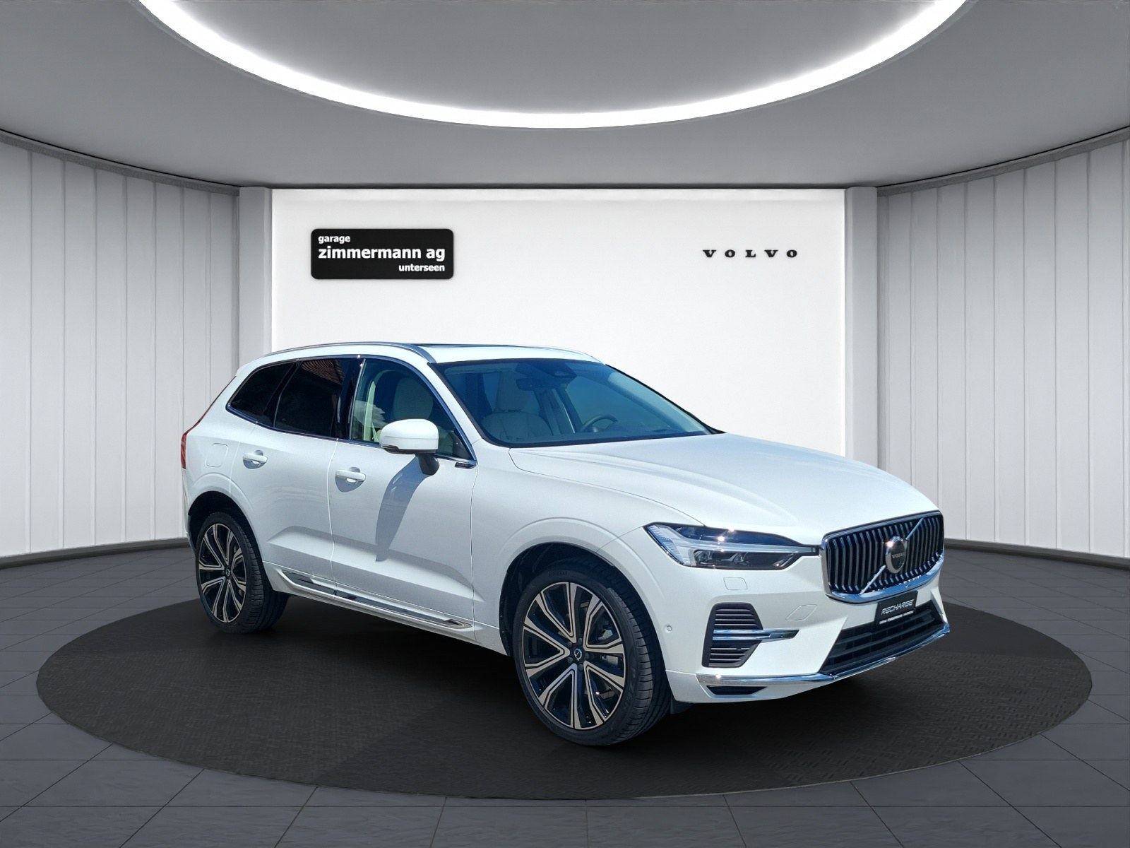 Volvo XC60 XCLUSIVE in Weiss im Showroom-Studio der Garage Zimmermann